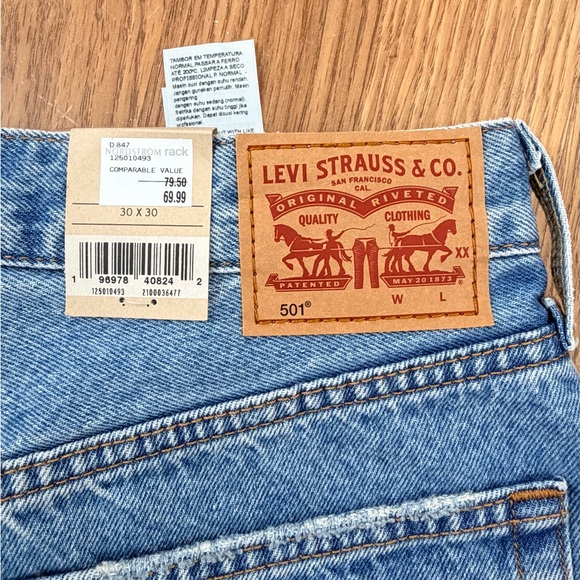Levi's Women's Light Blue Straight Leg Jeans - Picture 6 of 9